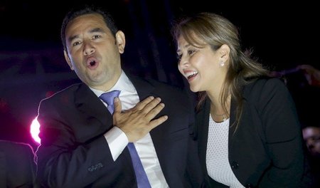 Hohoho: Der Komödiant James Morales feiert mit seiner Gattin Gil...