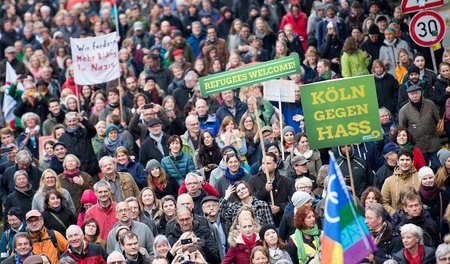 Gegen Neonazis: In Köln haben am 25. Oktober Zehntausende gegen ...