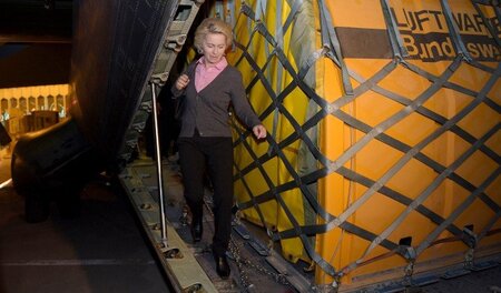 Aus der Bundeswehr-Transall ins Kriegsgebiet: Ursula von der Ley...