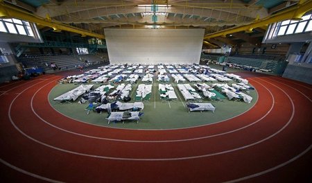 Privatsphäre Fehlanzeige. Provisorische Flüchtlingsunterkunft in...