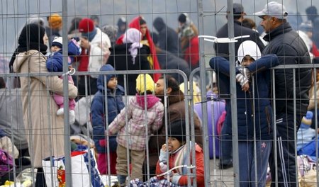 Hinter Gittern: Flüchtlinge warten in einem slowenischen Aufnahm...