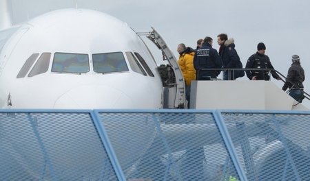 Abschreckung auch mit Bildern: Sammelabschiebung am 24. Februar ...