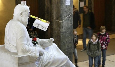 Statue im Münchner Universitätsgebäude während der Studierendenp...