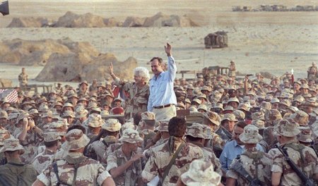 Keine Verschwörung: US-Präsident George Bush I. (hier 1990 mit E...