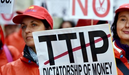 Verbraucherprotest gegen TTIP am 17. Oktober in Brüssel. Auch Un...