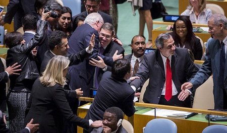 Gratulantenschar: Kubas Außenminister Bruno Rodríguez nimmt nach... Gratulantenschar: Kubas Außenminister Bruno Rodríguez nimmt nach...