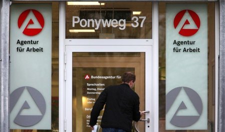 Das Leben ist kein… Und menschenwürdige Arbeit gibt es im Ponywe... Das Leben ist kein… Und menschenwürdige Arbeit gibt es im Ponywe...