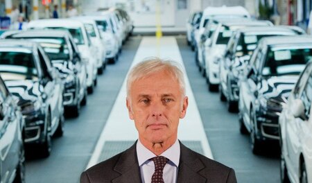 VW-Vorstandschef Matthias Müller nach einem Rundgang im Werk Wol... VW-Vorstandschef Matthias Müller nach einem Rundgang im Werk Wol...