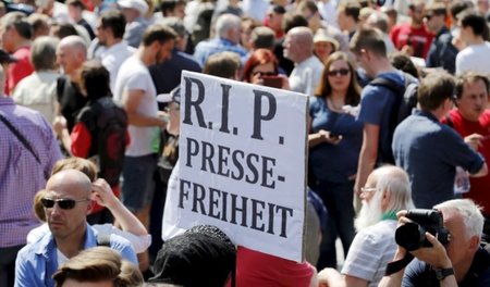 Solidaritätsdemo für den Blog Netzpolitik.org in Berlin, gegen d...