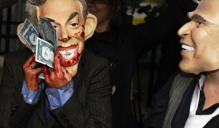 Demonstranten mit Masken der britischen Premierminister Gordon B...