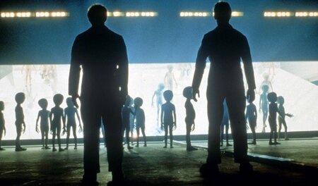 Die Forscher kommunizieren über Musik mit dem UFO, bis es schlie...
