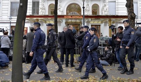 Wien, 23. Oktober: Medienvertreter warten vor dem Tagungshotel a...