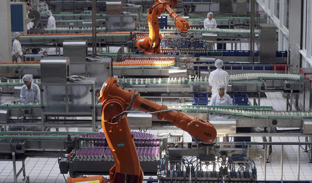 Abfüllanlage in einer Milchfabrik in Beijing. Die Technik liefer...