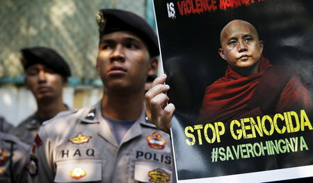 Protest gegen Ashin Wirathu: Ein Student hält ein Poster des Mön...