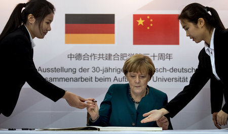 Bundeskanzlerin Angela Merkel trägt sich während ihres China-Bes...