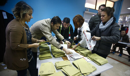 Stimmenauszählung in einem Wahllokal in Istanbul am 1. November