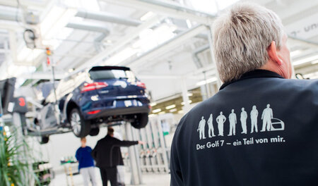 Wer haftet im Streitfall? VW-Arbeiter in Wolfsburg mit betriebsi...