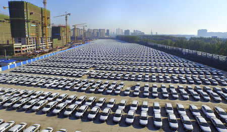 Ob das gutgeht? Neue Pkw von VW warten in Changchun auf Käufer a...