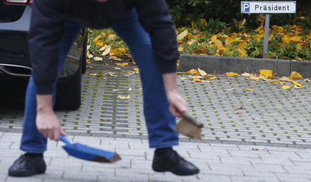 Reinemachen vor der DFB-Zentrale in Frankfurt am Main. Der DFB u...