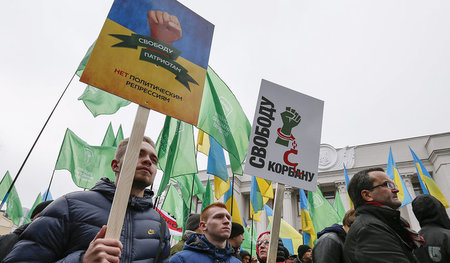 "Ukrop"-Anhänger fordern am Dienstag vor dem Parlament in Kiew d...