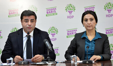 Selahattin Demirtas und Figen Yükseskdag hielten am Sonntag aben...