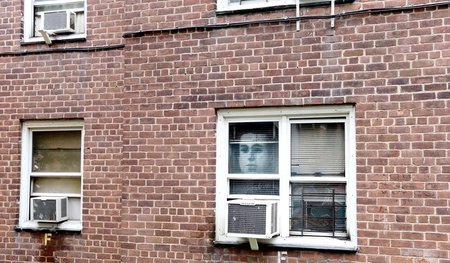 Gramsci schaut aus dem Fenster. Ob er dabei über Nora Bossongs R...