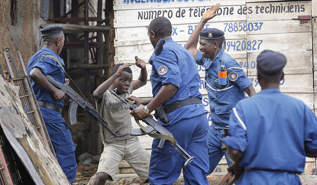 Staatsgewalt: Polizisten schlagen am Rande eines Oppositionsprot...