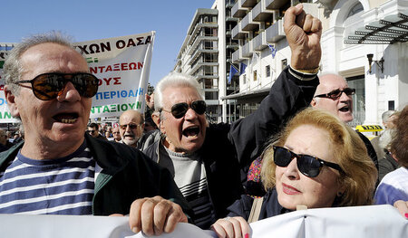 In Athen wehrten sich am Mittwoch Hunderte Rentner gegen Sozialk...