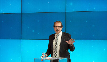 Muss Farbe beim VW-Skandal bekennen: Bundesverkehrsminister Alex...