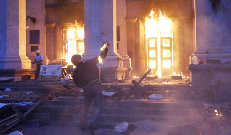 Ukrainische Nationalisten attackieren am 2. Mai 2014 das Gewerks...