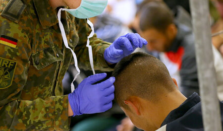 Amtshilfe in Freilassing (Bayern), 1. November: Bundeswehrsoldat...