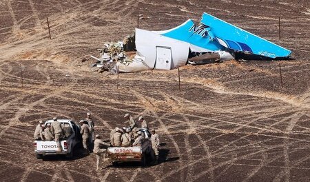 Das Heckteil des abgestürzten Airbus in der Sinaiwüste