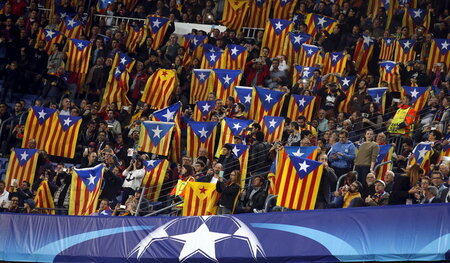 Fans des FC Barcelona zeigen am Mittwoch im Stadiom Camp Nou die...