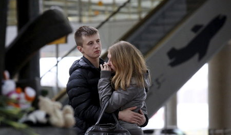 Ein junges Paar trauert am Mittwoch am Flughafen Pulkowo in St. ...