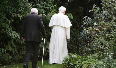 Franziskus' Amtsvorgänger wirft seinen Schatten: Josef Ratzinger...