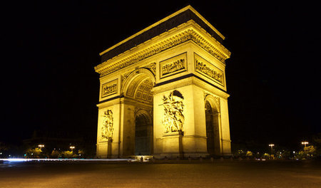 Der Arc de Triomphe in Paris. Napoleon Bonaparte war es, der den... Der Arc de Triomphe in Paris. Napoleon Bonaparte war es, der den...