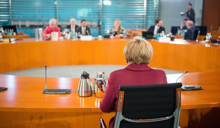 Angela Merkel beantwortete die Fragen des Wiesbadener Ausschusse... Angela Merkel beantwortete die Fragen des Wiesbadener Ausschusse...
