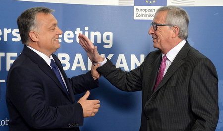 Großes Hallo: EU-Kommissionspräsident Jean-Claude Juncker (recht...