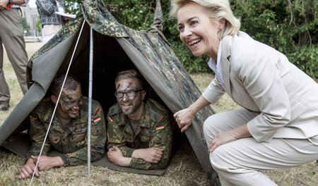 »Leben im Felde«: Ministerin von der Leyen prüft das Platzangebo...