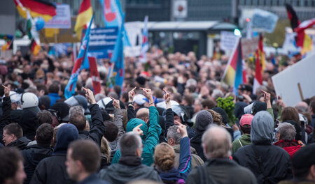 Mehrere Tausend Menschen demonstrierten am Samstag in Berlin geg...