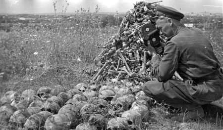 Der russische Kameramann Roman Karmen filmt mit seiner Eyemo-Kam...