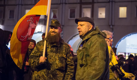 Anhänger des Berliner Ablegers der rechten Pegida-Bewegung, Bärg...