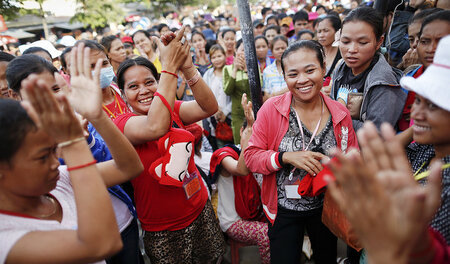 Freude: Textilarbeiterinnen feierten 2013 in Phnom Penh den Absc...
