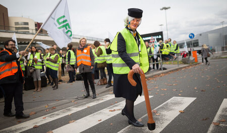 Aktion für Sicherheit im Alter: Als Rentnerin verkleidete Luftha...