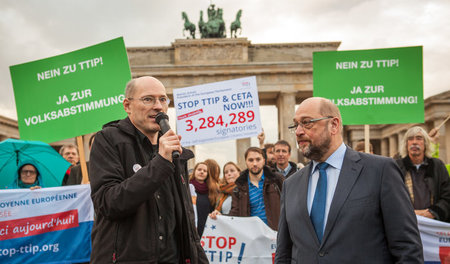 Wegducken kann sich Martin Schulz (r.) nicht mehr, zu groß ist d...