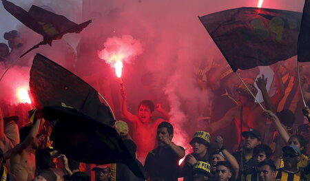 Fans von Peñarol feiern ein Tor ihres Vereins gegen Nacional
