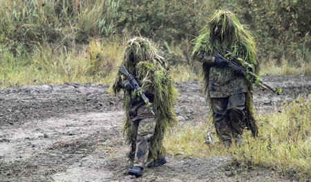 Scharfschützen der Bundeswehr beim Manöver in Munster in der Lün...