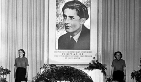 Ehrenwache der Freien Deutschen Jugend für Philipp Müller beim I...