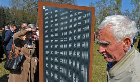 Ein ehemaliger Gefangener gedenkt der Toten. 23. April, Zeithain Ein ehemaliger Gefangener gedenkt der Toten. 23. April, Zeithain