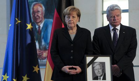 Die Staatsspitze kondoliert: Angela Merkel und Joachim Gauck am ... Die Staatsspitze kondoliert: Angela Merkel und Joachim Gauck am ...